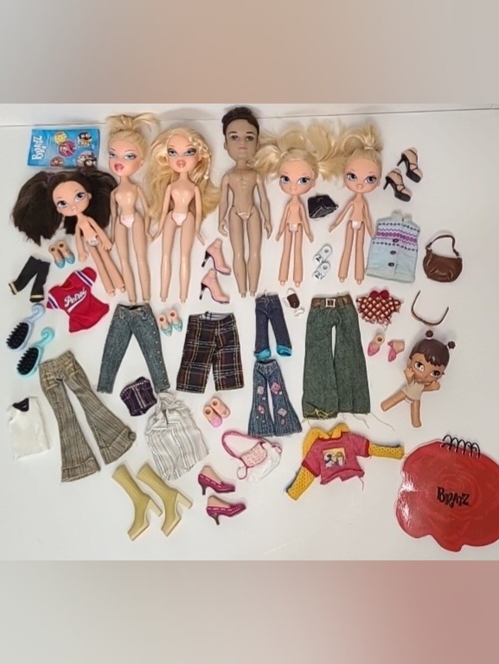Bratz Dolls Lot of 7 Dolls & Mixed Accessories